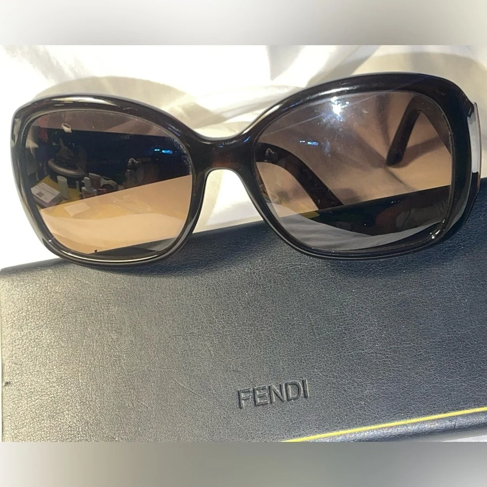 Fendi 😎 Sunglasses - Picture 10 of 10